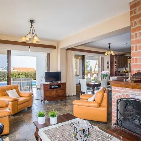 Villa In Sleeps 8 With Pool Air Con And Wifi Argaka