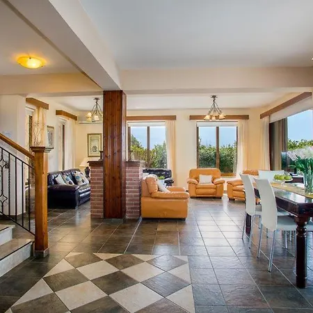 In Sleeps 8 With Pool Air Con And Wifi *