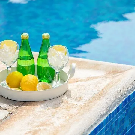 In Sleeps 8 With Pool Air Con And Wifi Willa