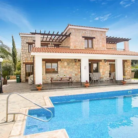 In Sleeps 8 With Pool Air Con And Wifi