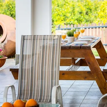 In Sleeps 8 With Pool Air Con And Wifi Willa Argaka