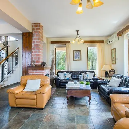 In Sleeps 8 With Pool Air Con And Wifi *