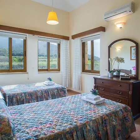In Sleeps 8 With Pool Air Con And Wifi *