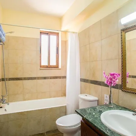 Willa In Sleeps 8 With Pool Air Con And Wifi