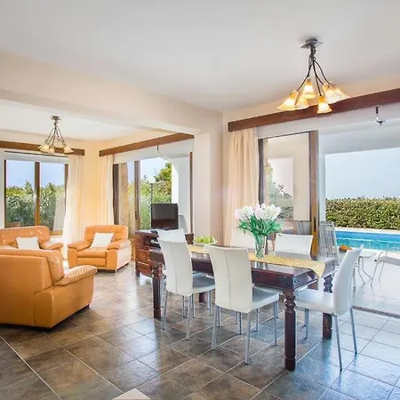 In Sleeps 8 With Pool Air Con And Wifi Willa Argaka