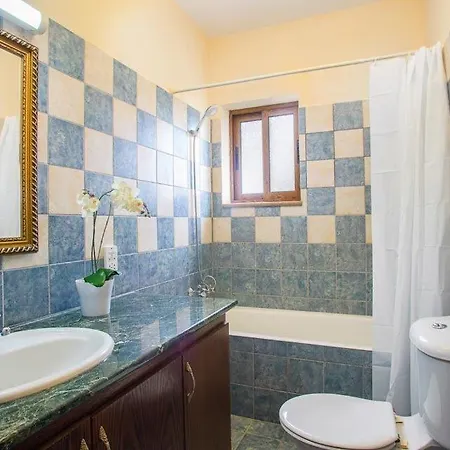 In Sleeps 8 With Pool Air Con And Wifi Willa Argaka