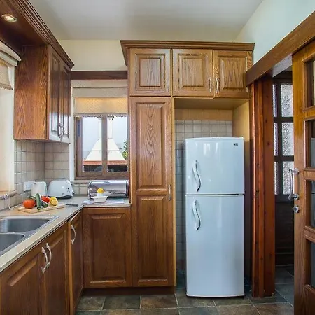 In Sleeps 8 With Pool Air Con And Wifi * Argaka