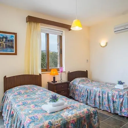 In Sleeps 8 With Pool Air Con And Wifi Villa
