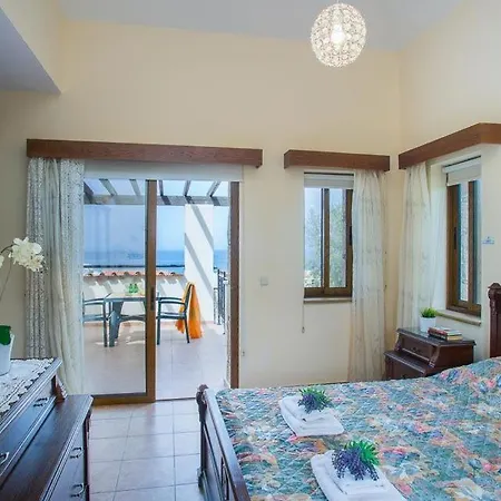 In Sleeps 8 With Pool Air Con And Wifi *