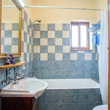 Willa In Sleeps 8 With Pool Air Con And Wifi
